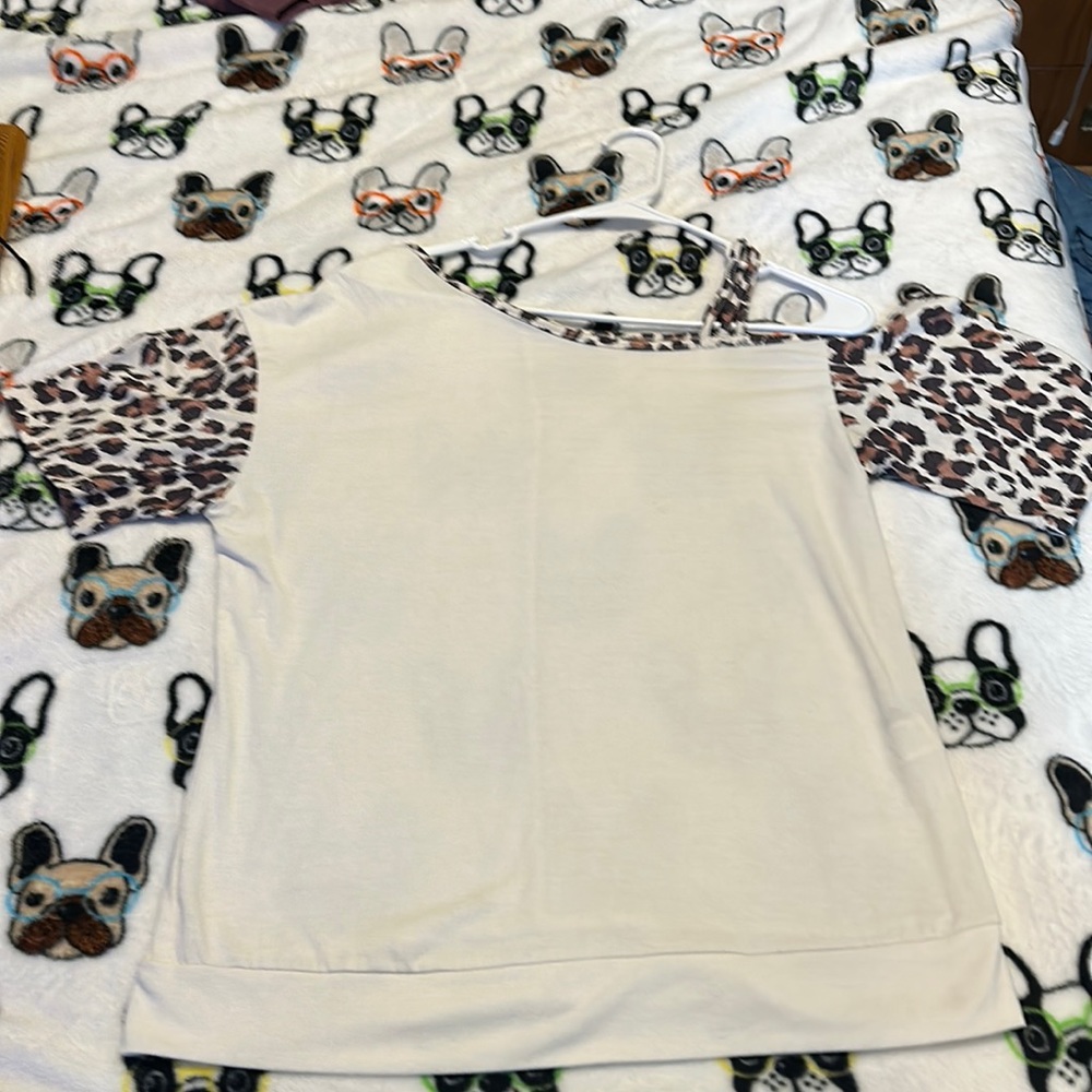 Size large cute leopard print shirt